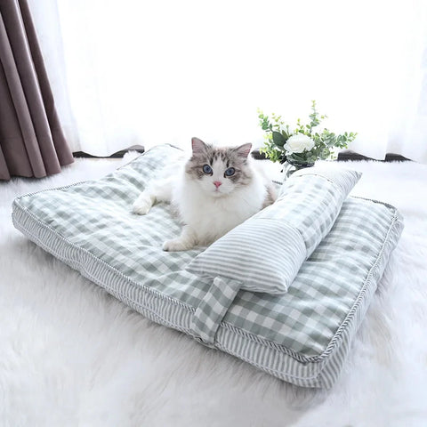 Cozy pet lounger bed for puppies and kittens
