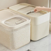 Dry food container for dogs and cats