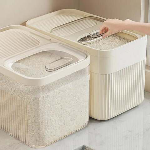 Dry food container for dogs and cats